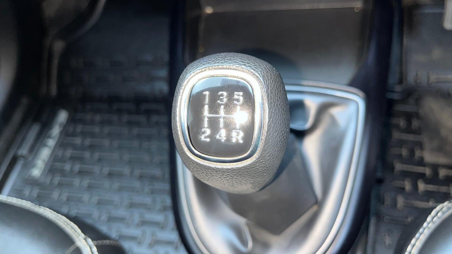 Used 2024 Hyundai Exter SX 1.2 MT Dual Tone Petrol Manual interior GEAR  KNOB VIEW