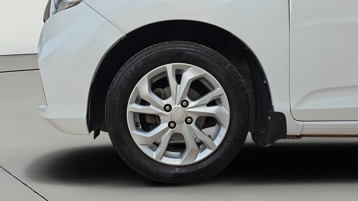 Used 2019 Honda Amaze 1.2 V CVT Petrol Petrol Automatic tyres LEFT FRONT TYRE RIM VIEW