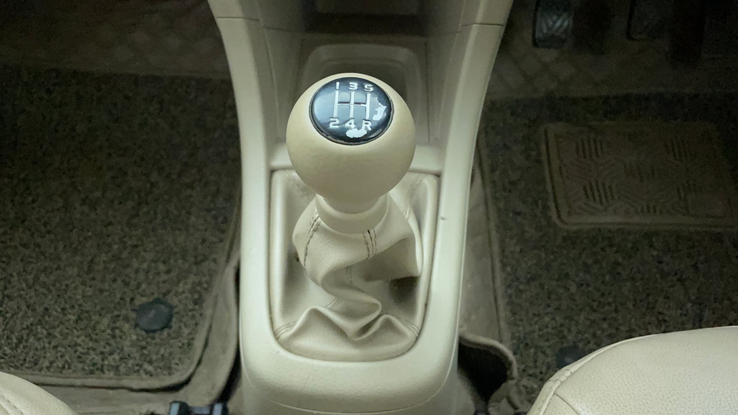 Used 2015 Maruti Suzuki Ertiga ZXi Petrol Manual interior GEAR  KNOB VIEW