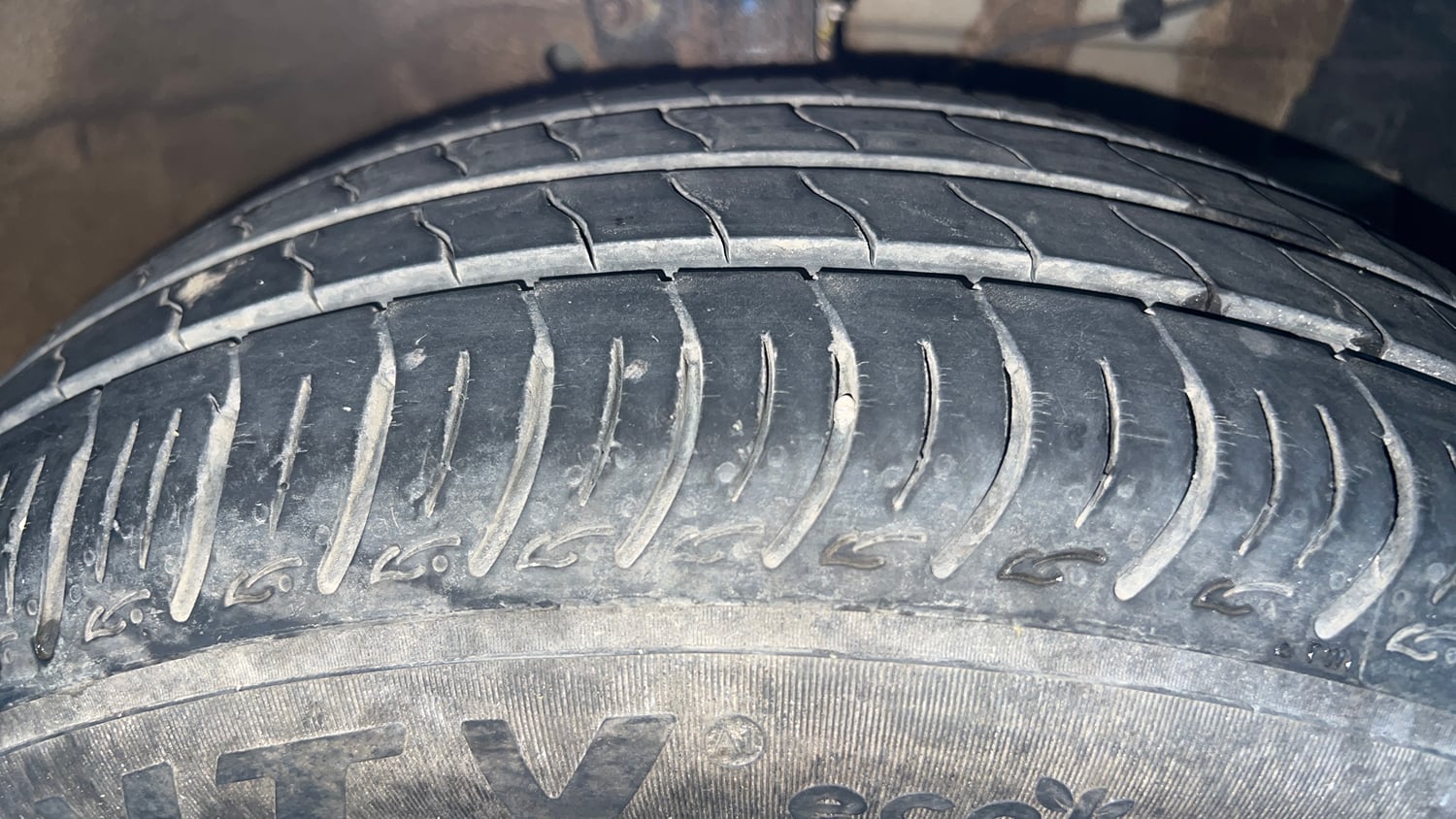 Used 2018 Maruti Suzuki Ertiga VXI CNG (Outside Fitted) Cng Manual tyres RIGHT FRONT TYRE TREAD VIEW