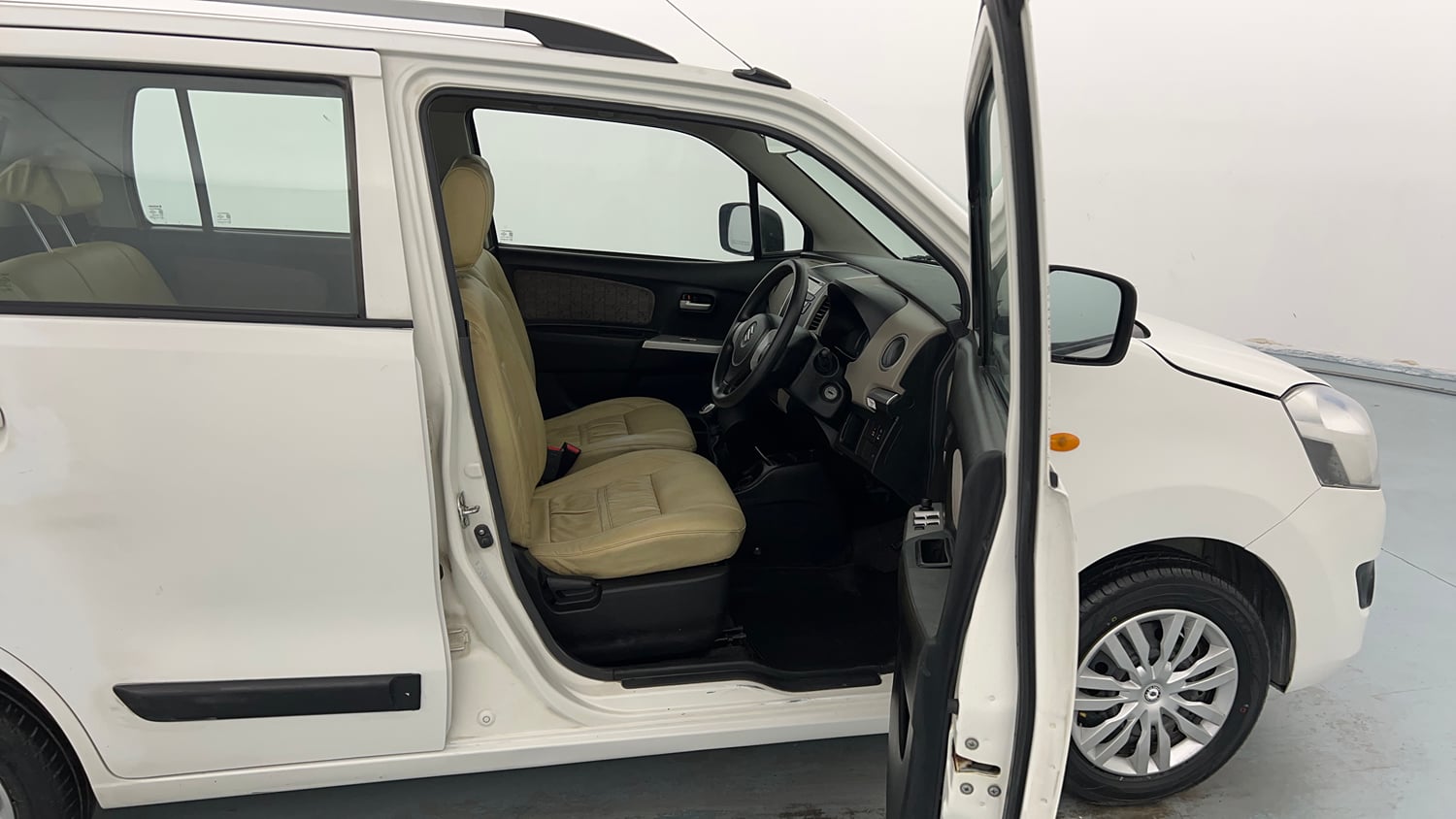 Used 2013 Maruti Suzuki Wagon R VXI Petrol Manual interior RIGHT SIDE FRONT DOOR CABIN VIEW