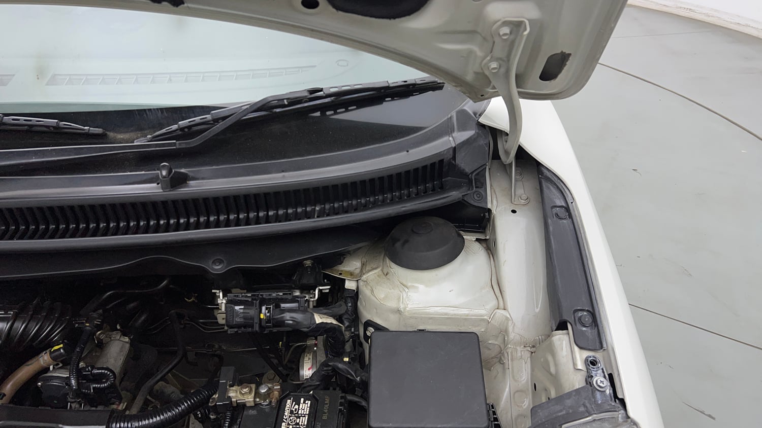 Used 2021 Maruti Suzuki Baleno Delta Petrol Manual engine ENGINE LEFT SIDE HINGE & APRON VIEW