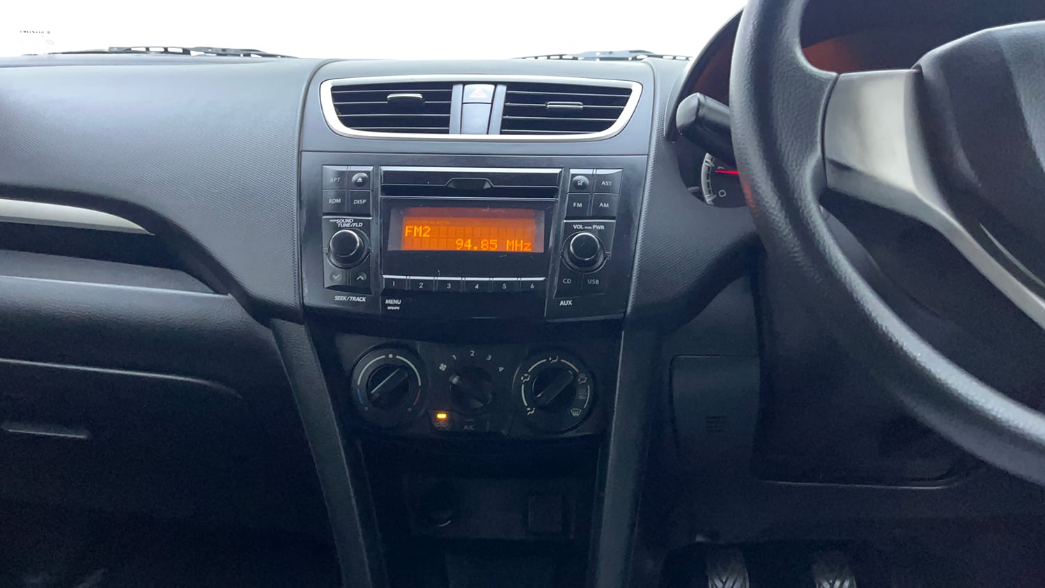 Used 2015 Maruti Suzuki Swift VDi Diesel Manual interior MUSIC SYSTEM & AC CONTROL VIEW