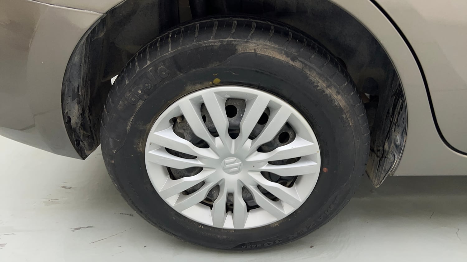 Used 2018 Maruti Suzuki Dzire VXi AMT Petrol Automatic tyres RIGHT REAR TYRE RIM VIEW