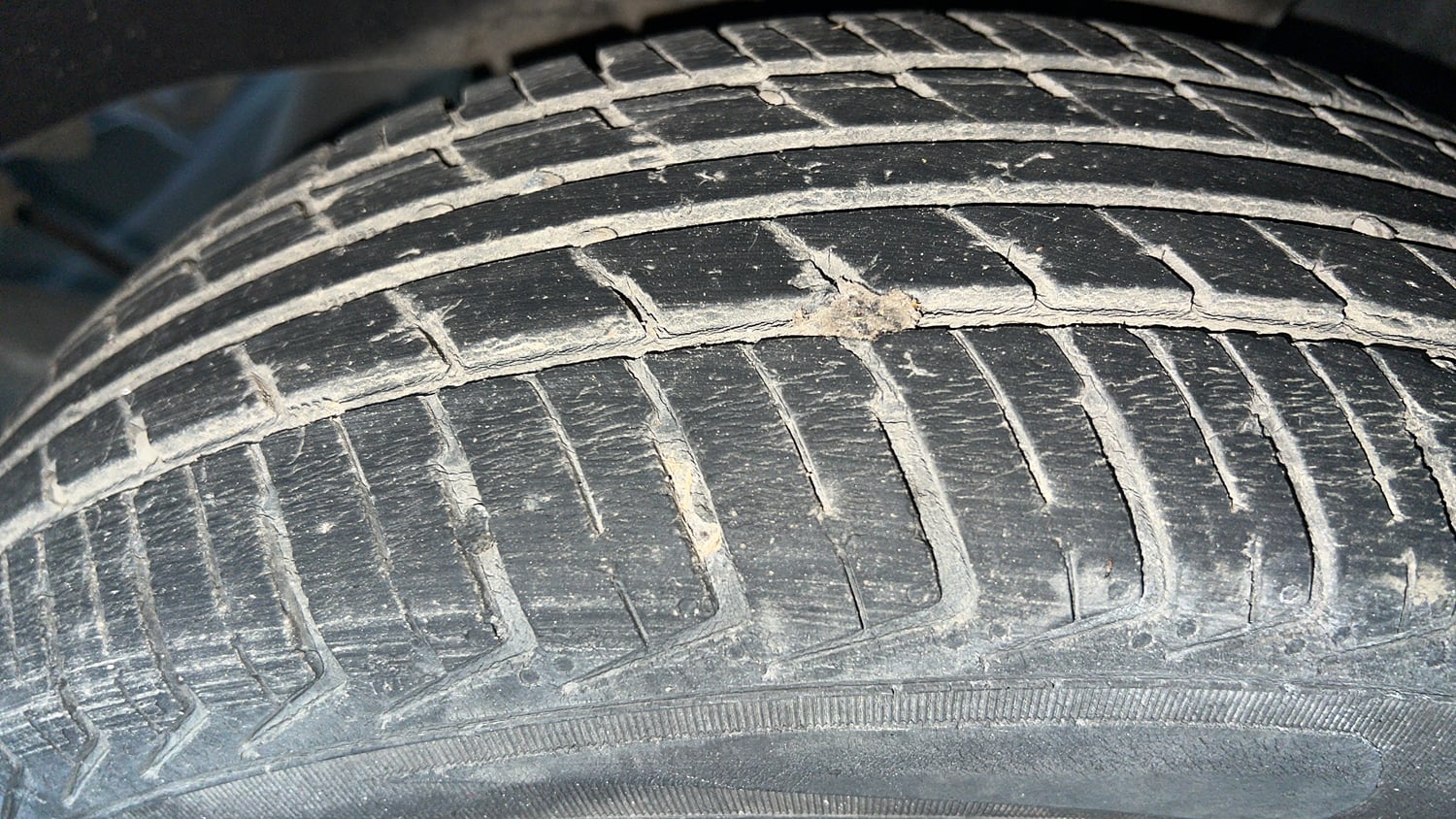 Used 2017 Renault Kwid 1.0 RXT AMT Petrol Automatic tyres LEFT REAR TYRE TREAD VIEW