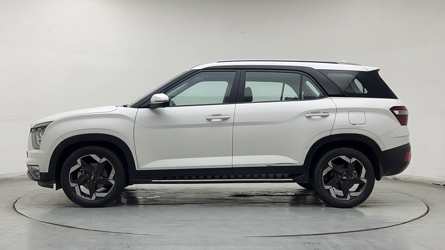 Used 2022 Hyundai Alcazar Signature (O) 6 STR 2.0 Petrol AT Petrol Automatic exterior LEFT SIDE VIEW