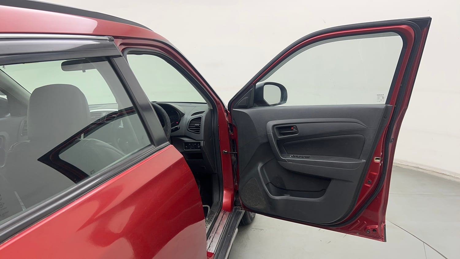 Used 2017 Maruti Suzuki Vitara Brezza VDi (O) Diesel Manual interior RIGHT FRONT DOOR OPEN VIEW