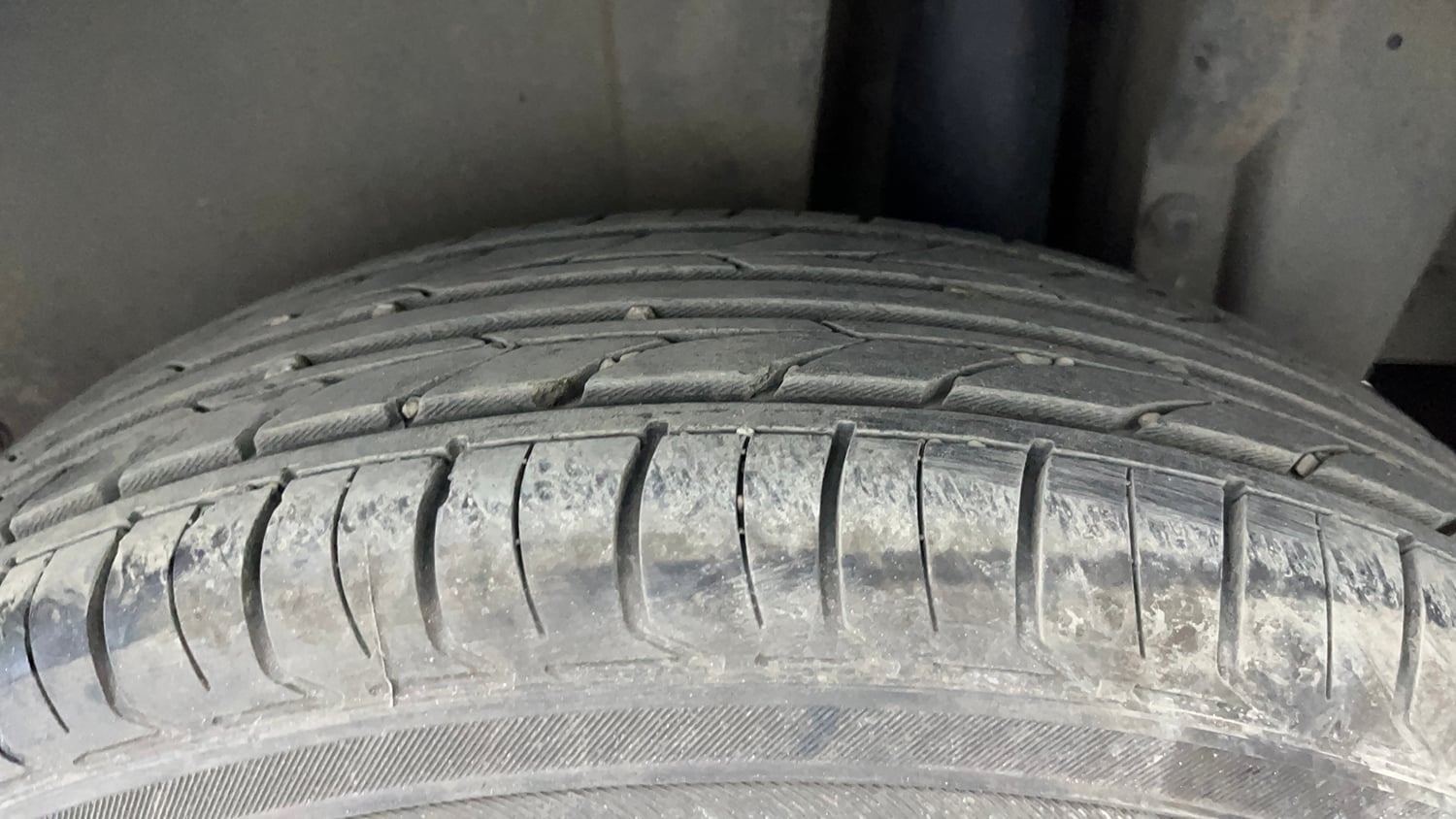 Used 2015 Maruti Suzuki Swift VDi Diesel Manual tyres LEFT REAR TYRE TREAD VIEW