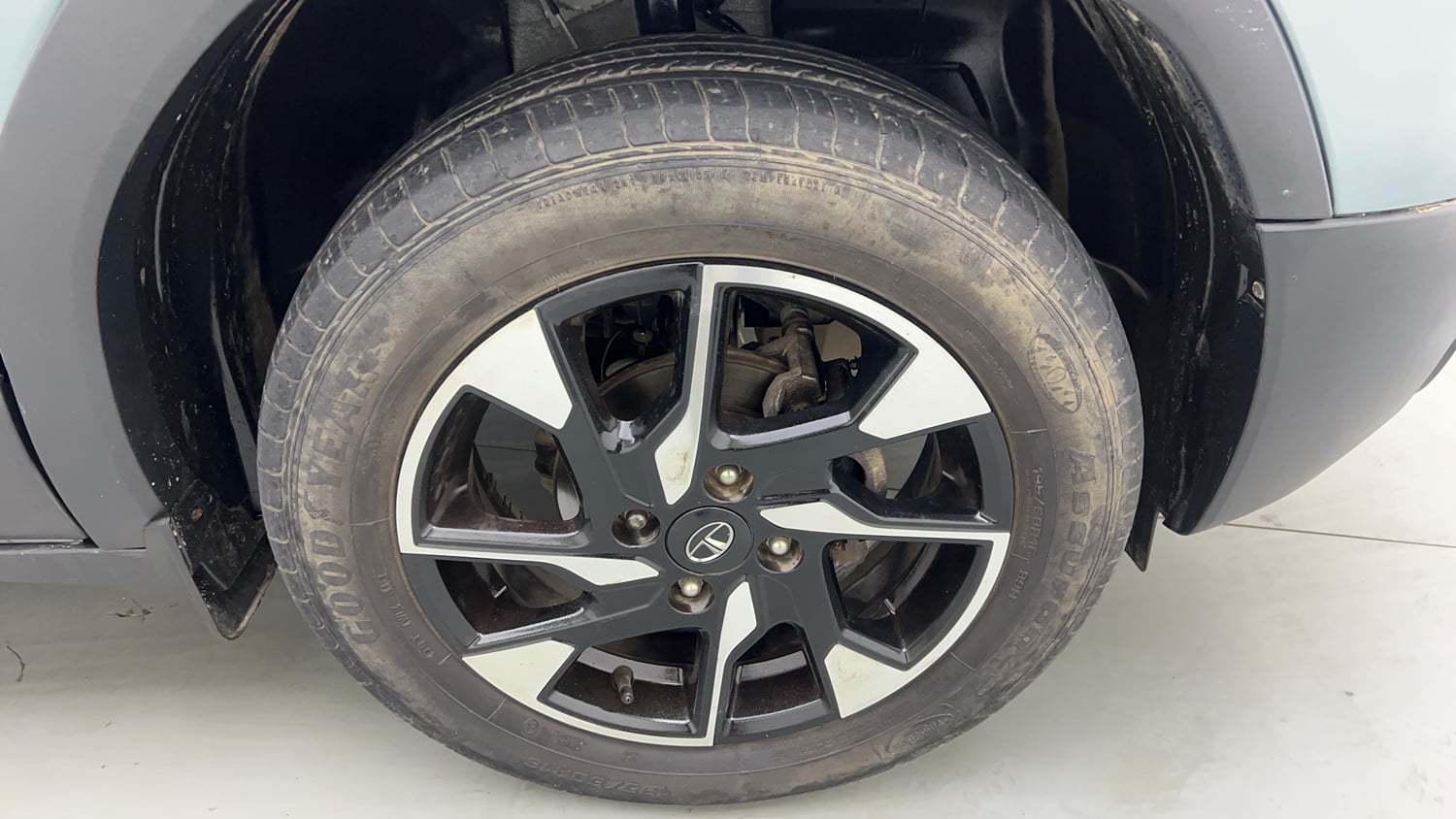 Used 2023 Tata Punch Accomplished Dazzle Pack AMT Petrol Automatic tyres RIGHT FRONT TYRE RIM VIEW