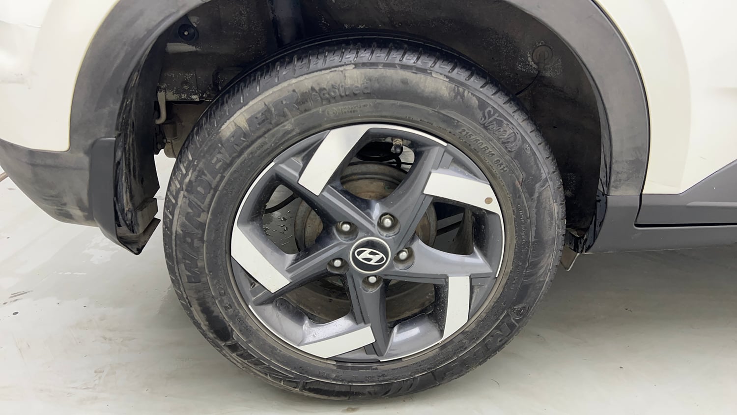 Used 2021 Hyundai Venue SX Plus 1.0 Turbo DCT Petrol Automatic tyres RIGHT REAR TYRE RIM VIEW
