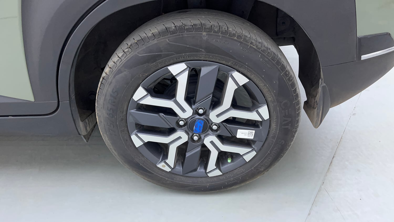 Used 2024 Hyundai Exter SX 1.2 MT Dual Tone Petrol Manual tyres LEFT REAR TYRE RIM VIEW