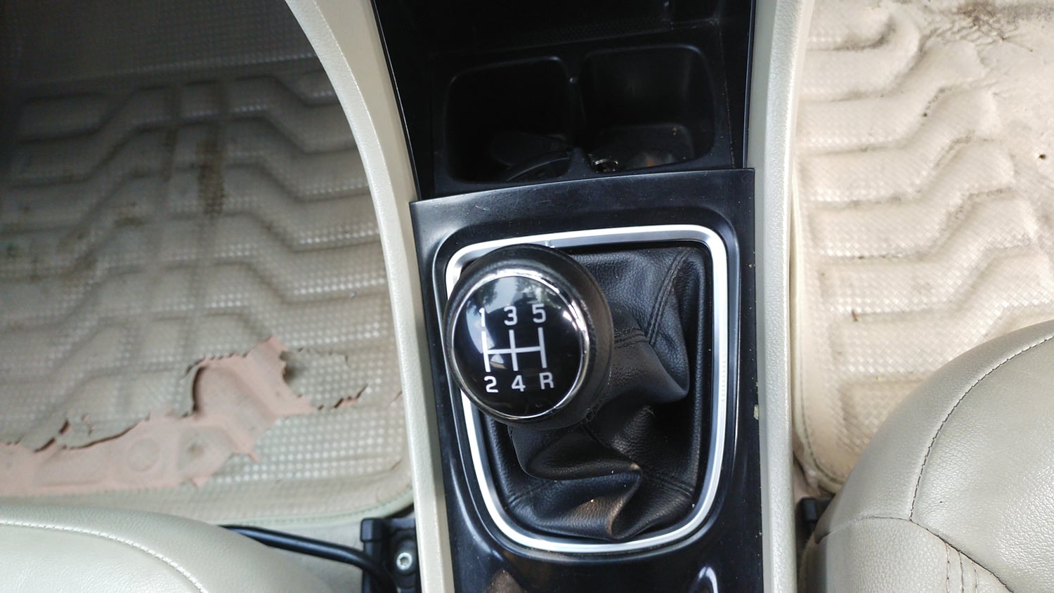 Used 2021 Maruti Suzuki Ciaz Alpha 1.5 Petrol Manual interior GEAR  KNOB VIEW
