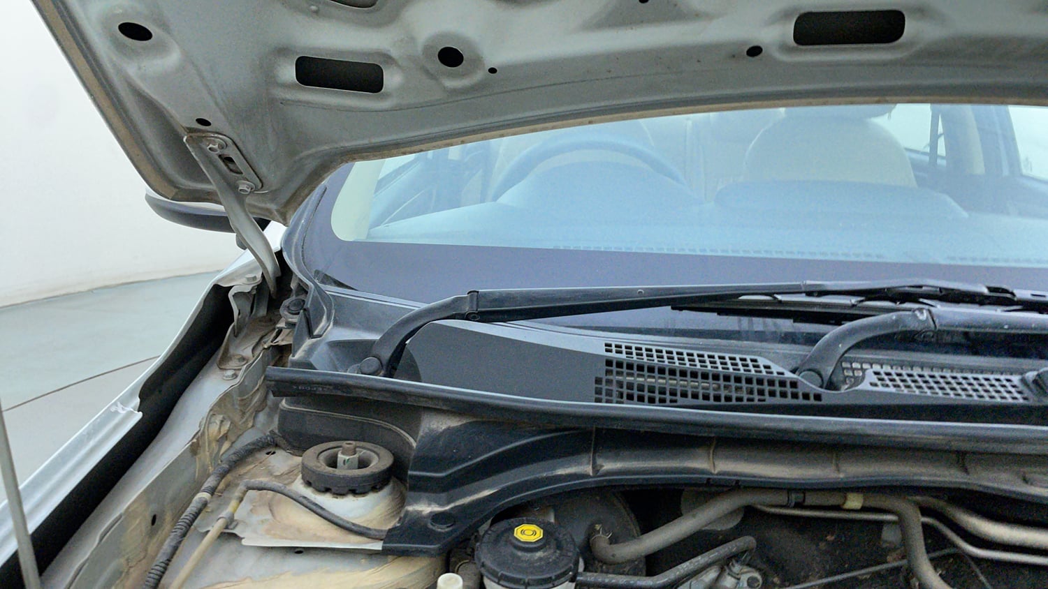 Used 2022 Honda Amaze VX MT 1.2 Petrol Petrol Manual engine ENGINE RIGHT SIDE HINGE & APRON VIEW