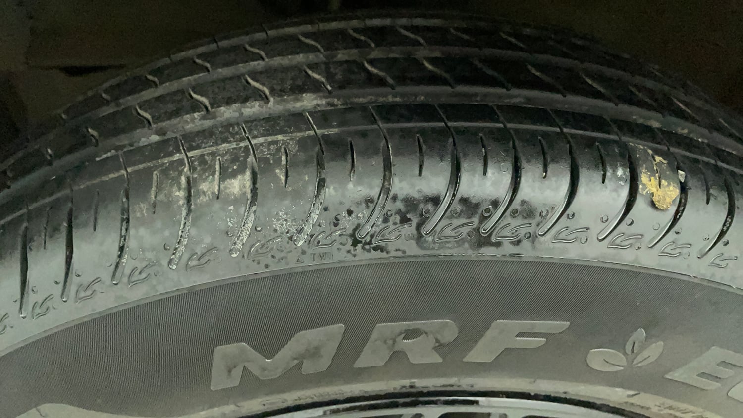 Used 2026 Maruti Suzuki Swift VXi (O) AMT Petrol Automatic tyres LEFT FRONT TYRE TREAD VIEW
