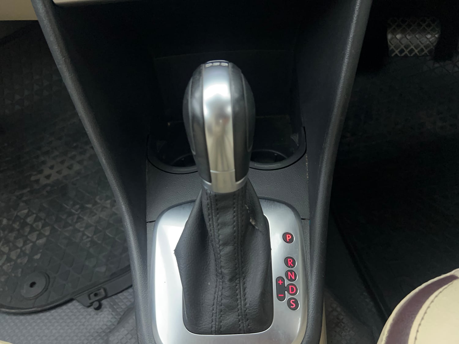 Used 2017 Volkswagen Ameo Highline Plus 1.5L AT (D)16 Alloy Diesel Automatic interior GEAR  KNOB VIEW