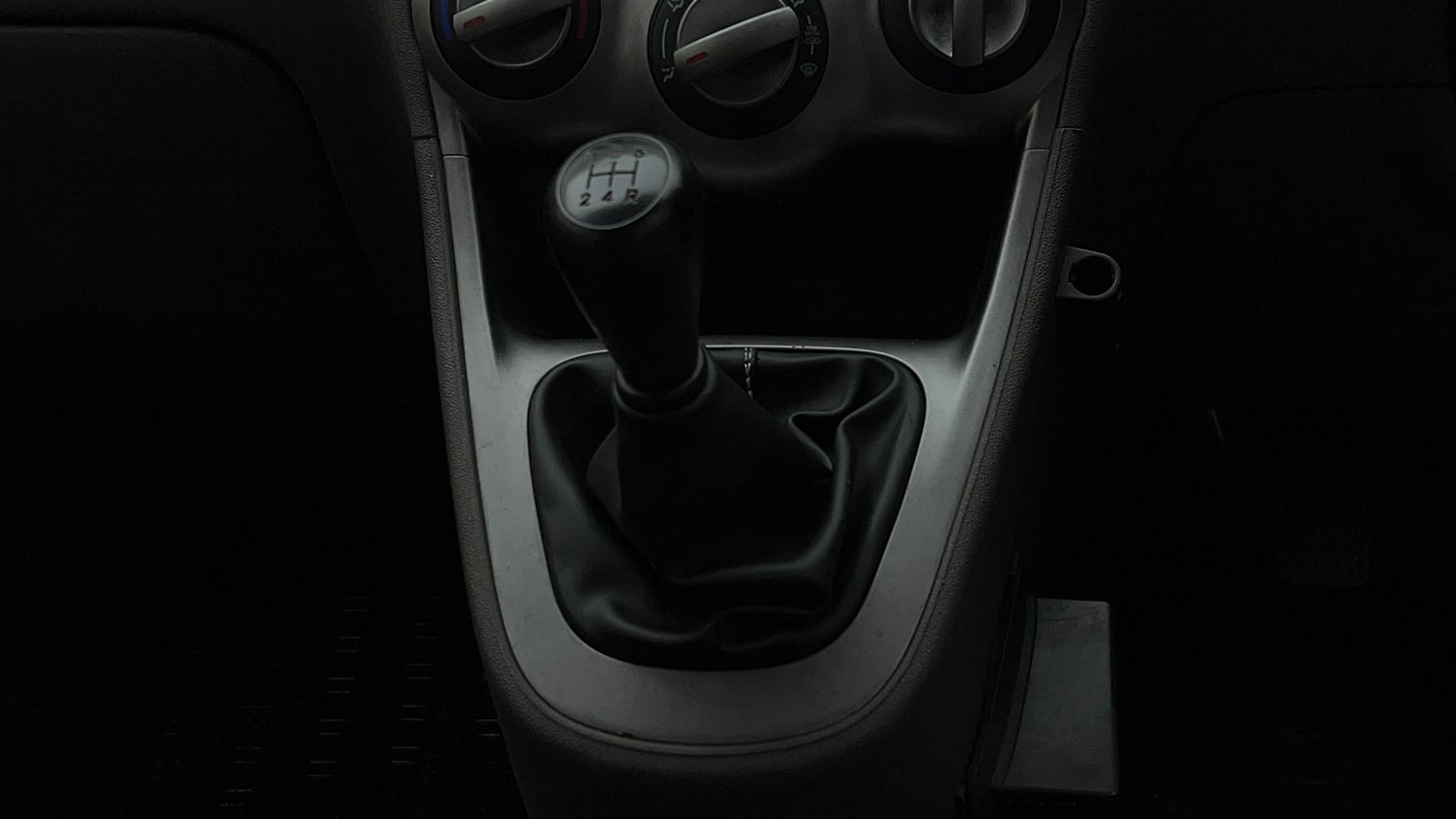 Used 2014 Hyundai i10 Magna 1.1 iRDE2 Petrol Manual interior GEAR  KNOB VIEW
