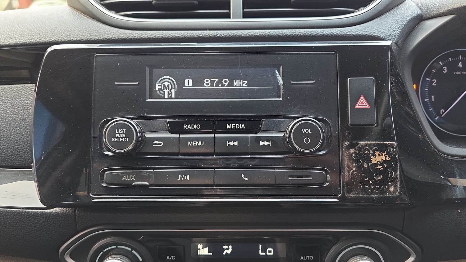 Used 2019 Honda Amaze 1.2 V CVT Petrol Petrol Automatic top_features Integrated (in-dash) music system