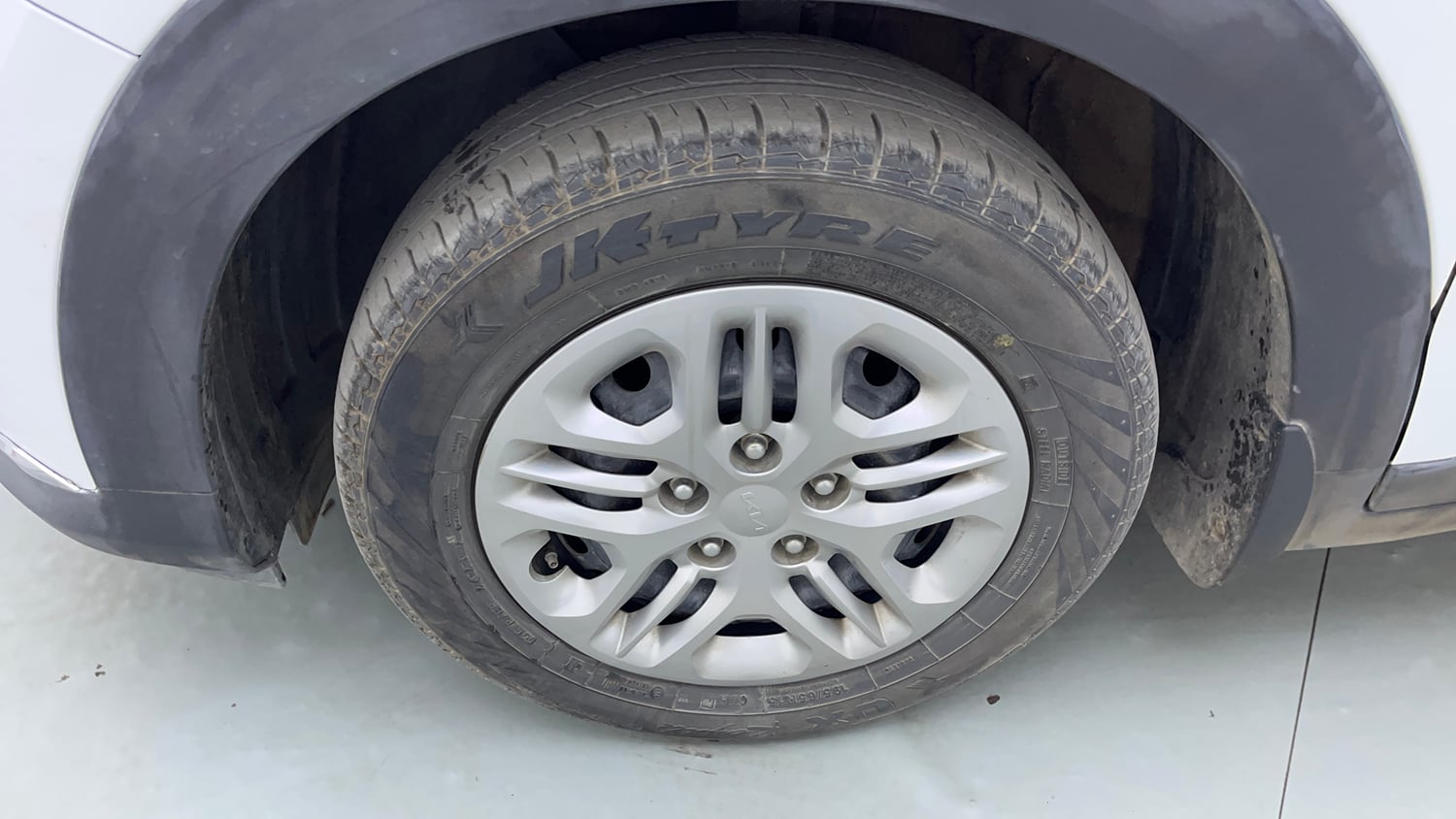 Used 2023 Kia Carens Prestige 1.5 Petrol 7 STR Petrol Manual tyres LEFT FRONT TYRE RIM VIEW