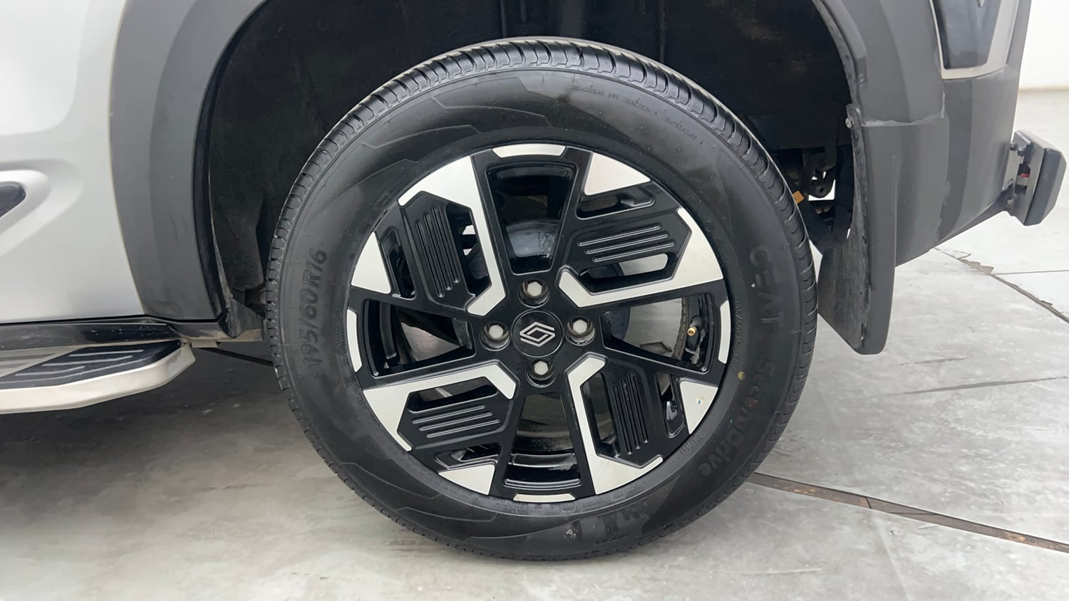 Used 2026 Renault Kiger Emotion MT Petrol Manual tyres LEFT REAR TYRE RIM VIEW