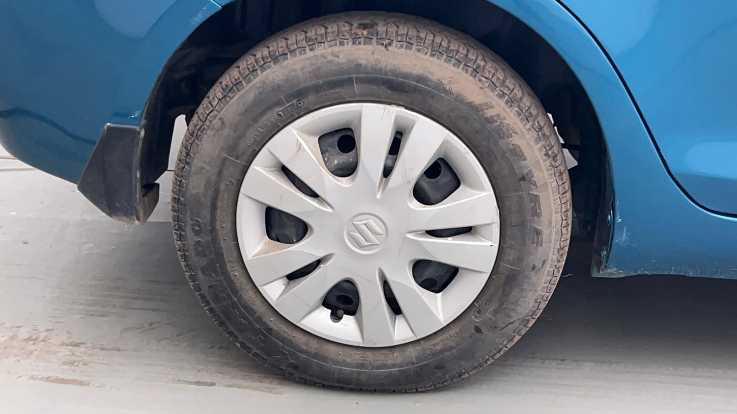 Used 2013 Maruti Suzuki Swift Dzire VXI Petrol Manual tyres RIGHT REAR TYRE RIM VIEW