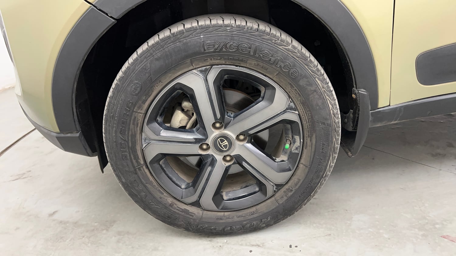 Used 2022 Tata Nexon Kaziranga XZA Plus (Premium) Petrol Automatic tyres LEFT FRONT TYRE RIM VIEW