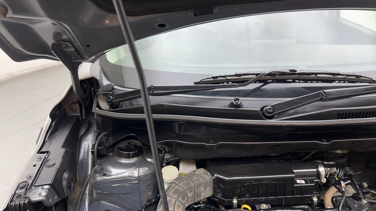 Used 2021 Maruti Suzuki XL6 Zeta MT Petrol Petrol Manual engine ENGINE RIGHT SIDE HINGE & APRON VIEW