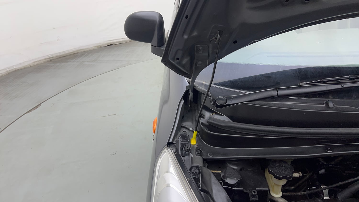 Used 2014 Hyundai i10 Magna 1.1 iRDE2 Petrol Manual engine ENGINE RIGHT SIDE HINGE & APRON VIEW