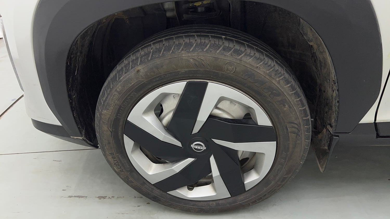 Used 2023 Nissan Magnite XE AMT Petrol Automatic tyres LEFT FRONT TYRE RIM VIEW