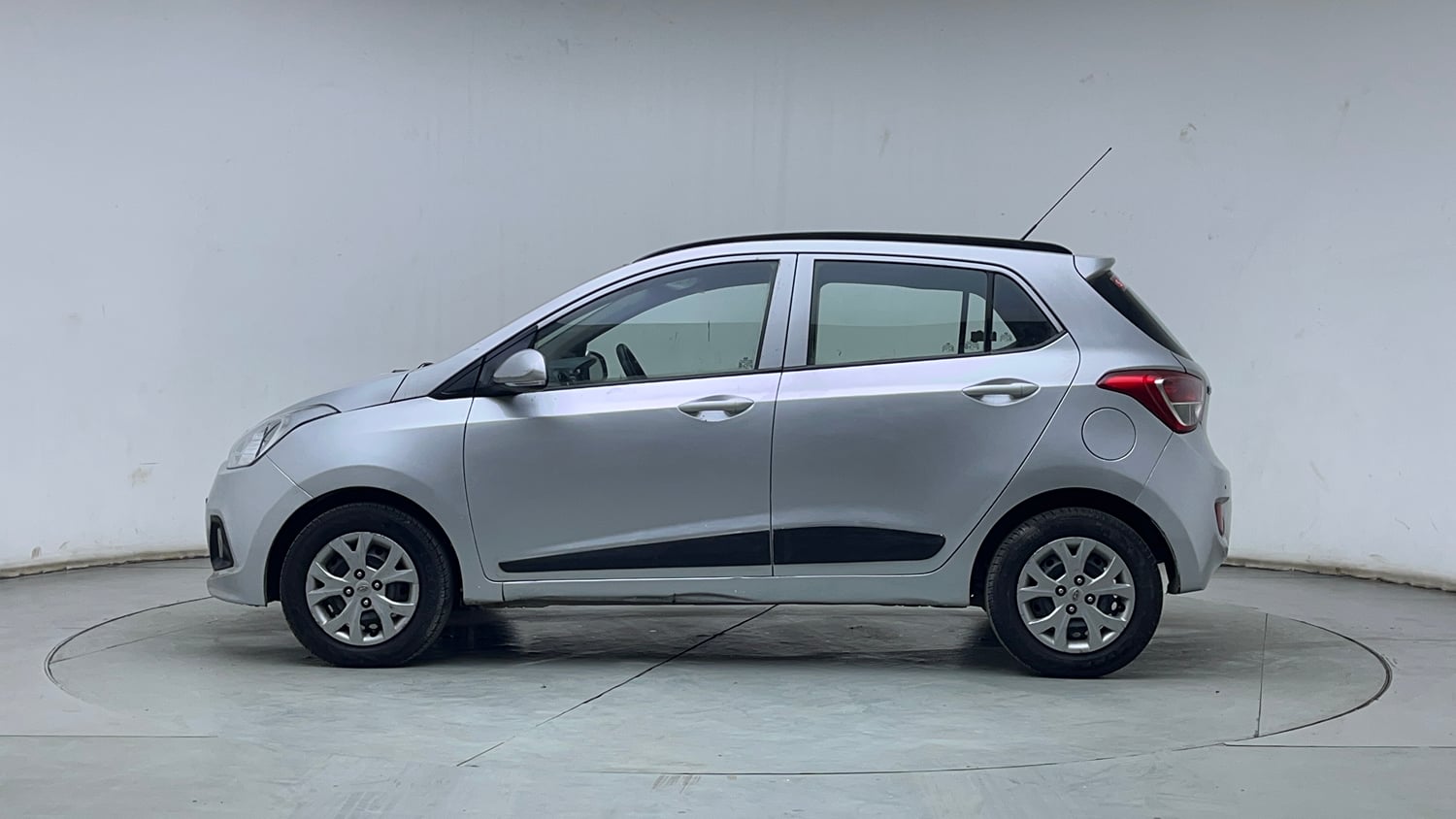 Used 2016 Hyundai Grand i10 Sportz 1.2 Kappa VTVT Petrol Manual exterior LEFT SIDE VIEW