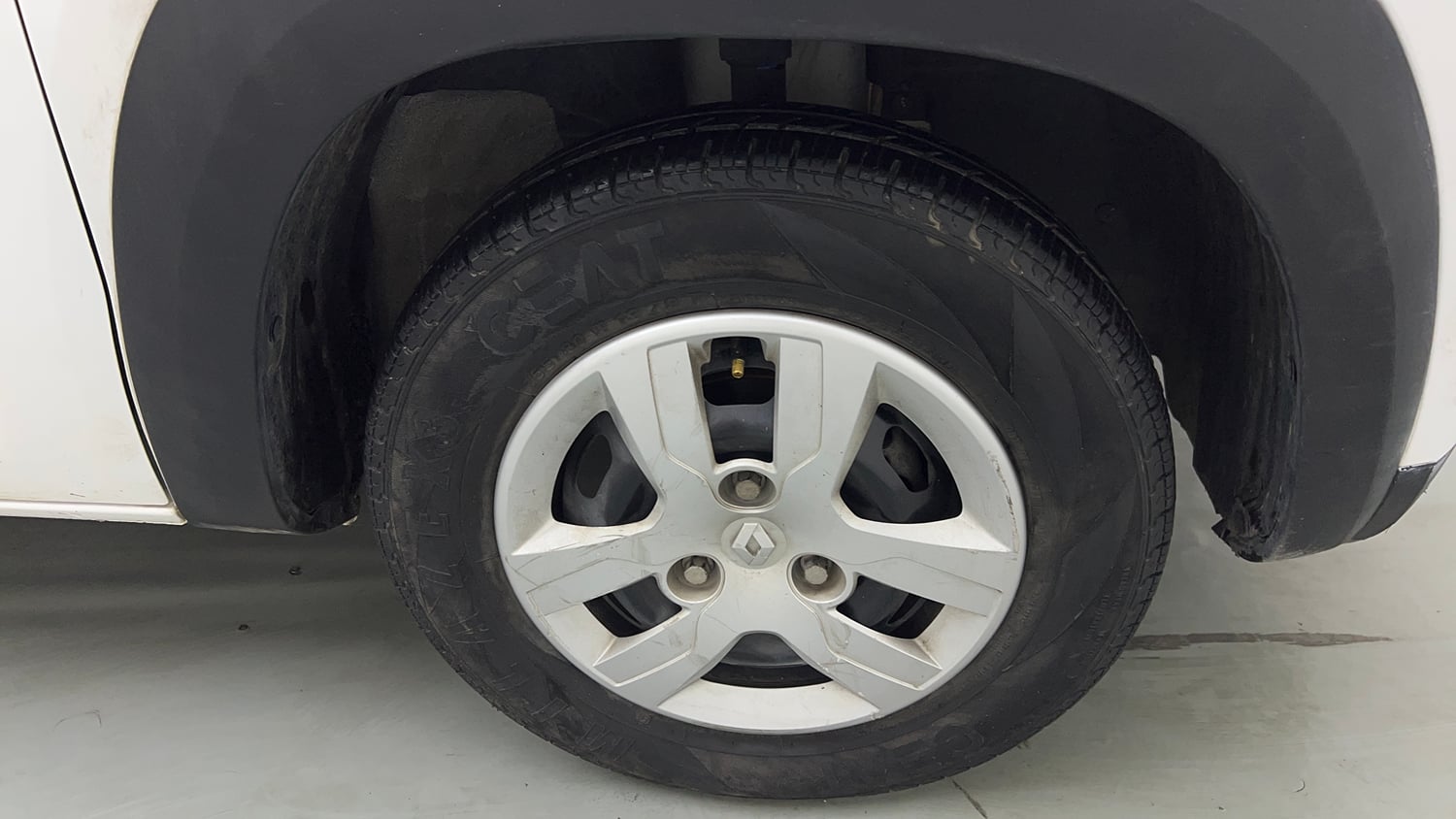 Used 2020 Renault Kwid RXT Opt Petrol Manual tyres RIGHT FRONT TYRE RIM VIEW