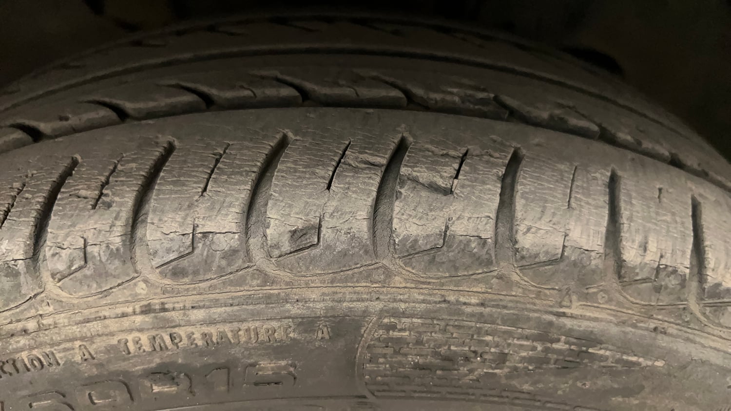 Used 2019 Tata Tiago Revotron XZ Plus Dual Tone Petrol Manual tyres RIGHT FRONT TYRE TREAD VIEW