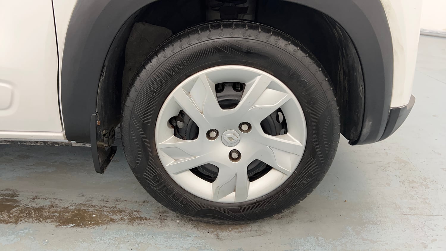 Used 2021 Renault Kwid RXT Petrol Manual tyres RIGHT FRONT TYRE RIM VIEW