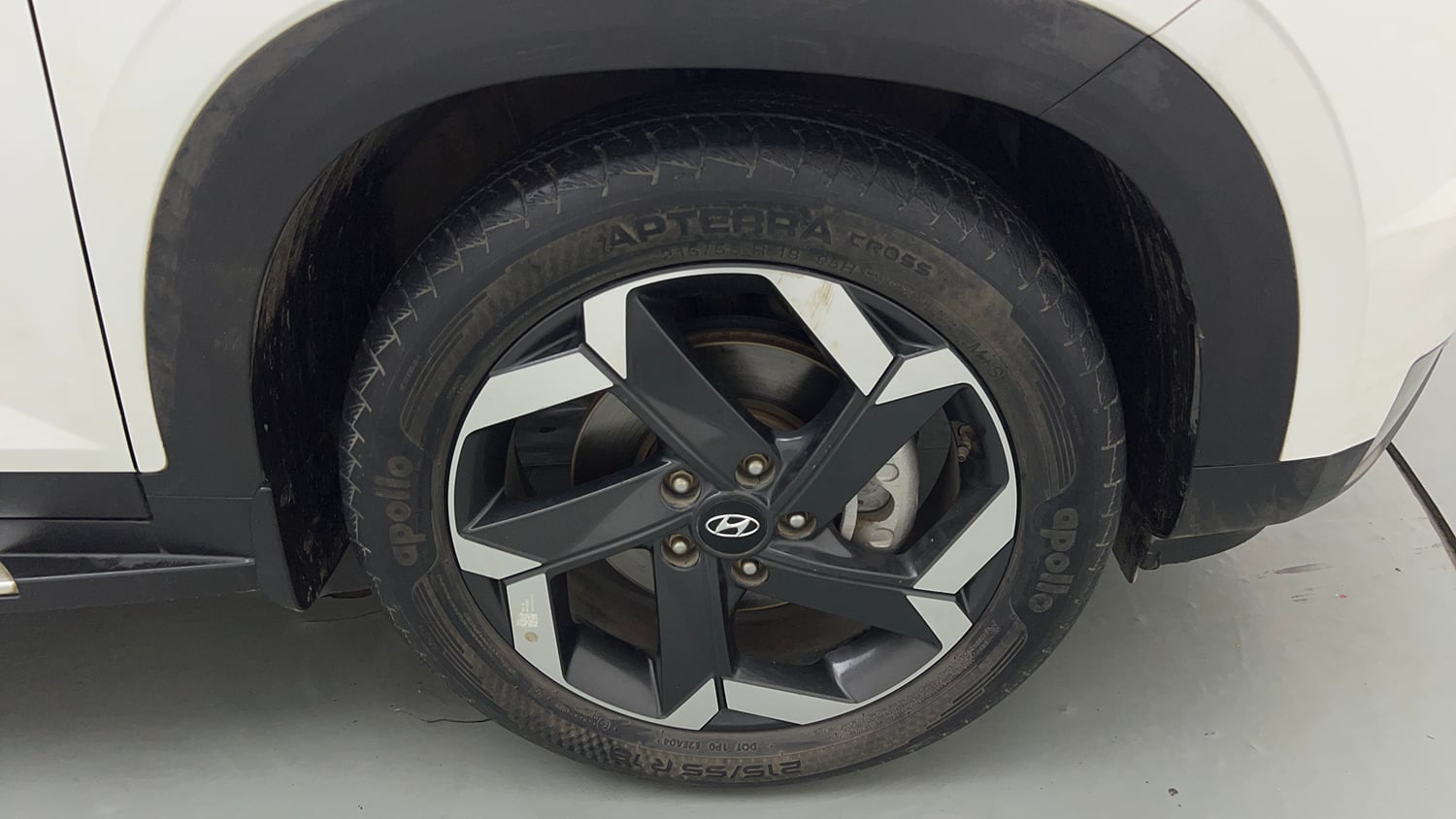 Used 2022 Hyundai Alcazar Signature (O) 6 STR 2.0 Petrol AT Petrol Automatic tyres RIGHT FRONT TYRE RIM VIEW