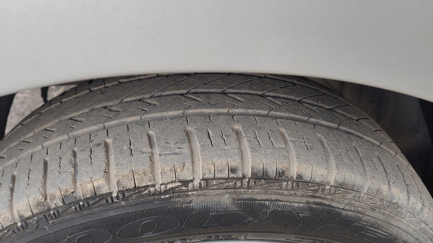 Used 2013 Hyundai Grand i10 Asta 1.2 Kappa VTVT Petrol Manual tyres LEFT FRONT TYRE TREAD VIEW