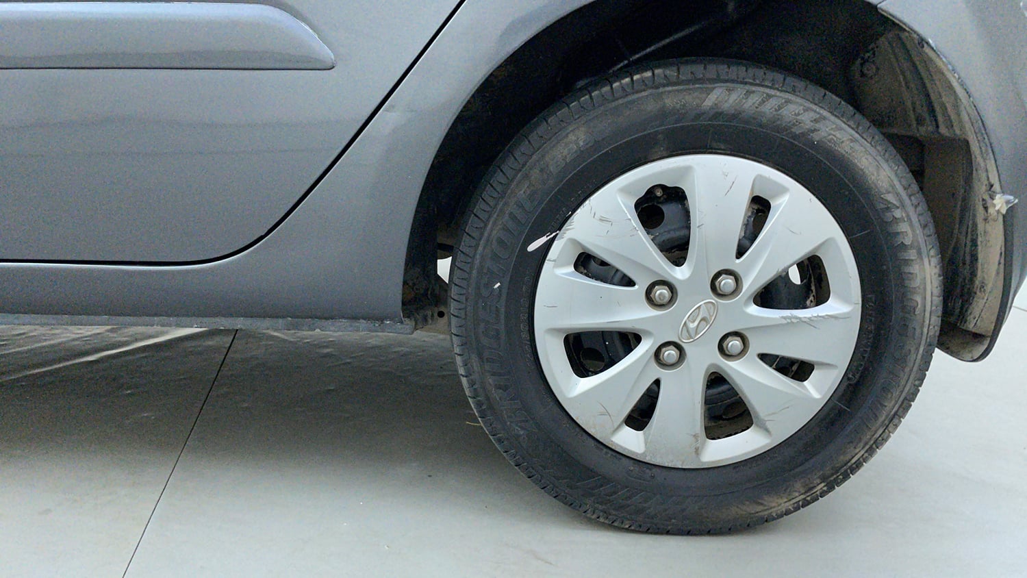 Used 2013 Hyundai i10 Sportz 1.2 AT Kappa2 Petrol Automatic tyres LEFT REAR TYRE RIM VIEW