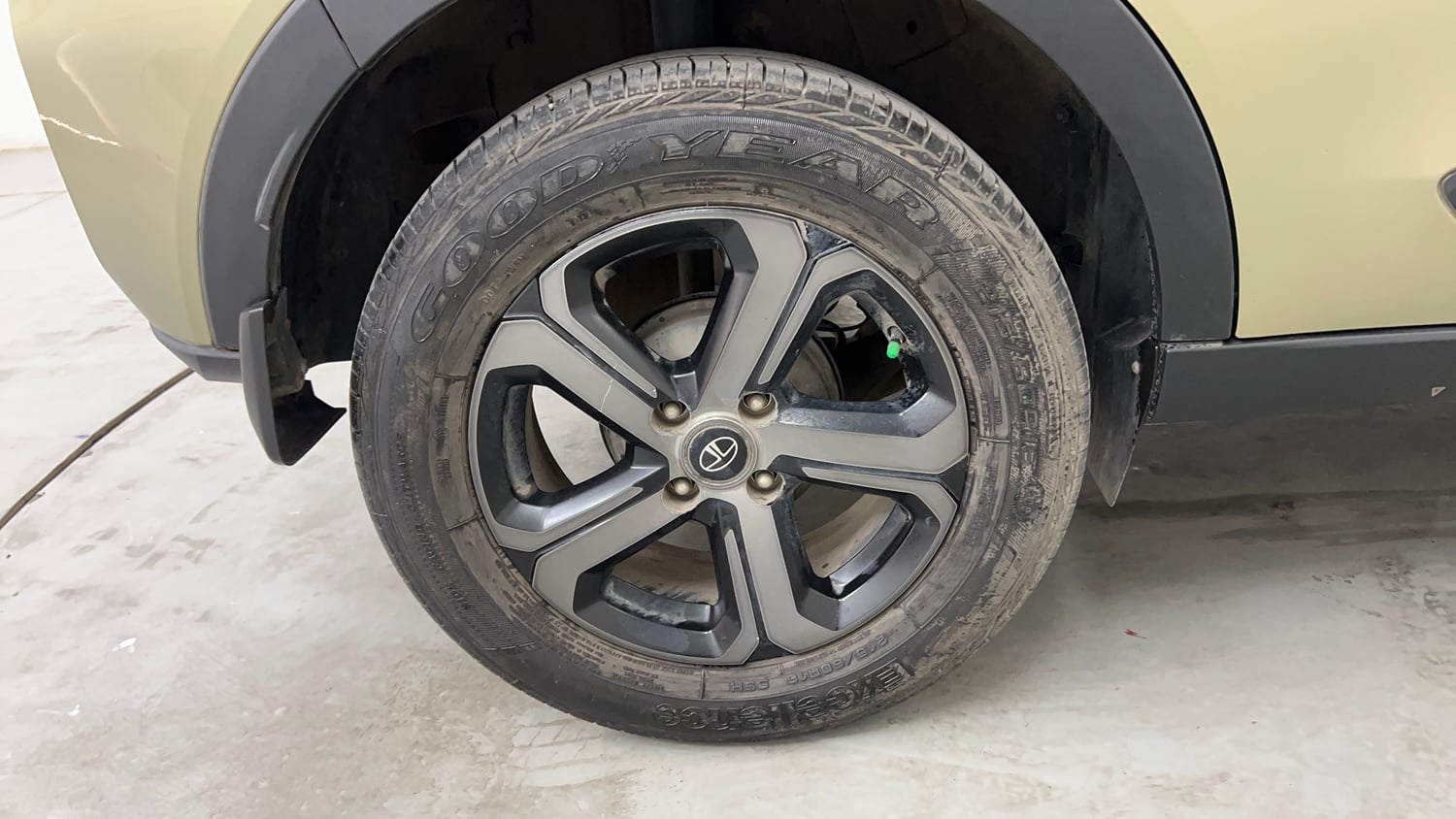 Used 2022 Tata Nexon Kaziranga XZA Plus (Premium) Petrol Automatic tyres RIGHT REAR TYRE RIM VIEW