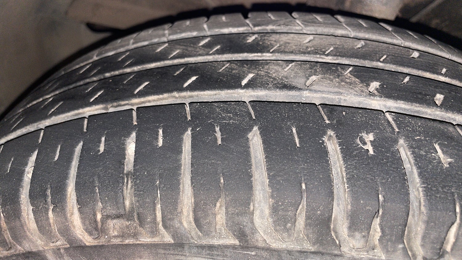 Used 2023 Maruti Suzuki Swift ZXi Petrol Manual tyres LEFT FRONT TYRE TREAD VIEW