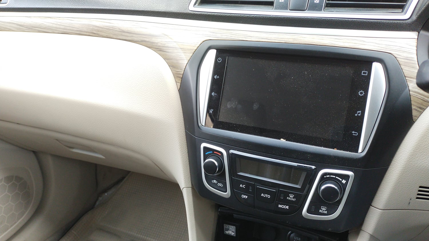 Used 2021 Maruti Suzuki Ciaz Alpha 1.5 Petrol Manual top_features Integrated (in-dash) music system