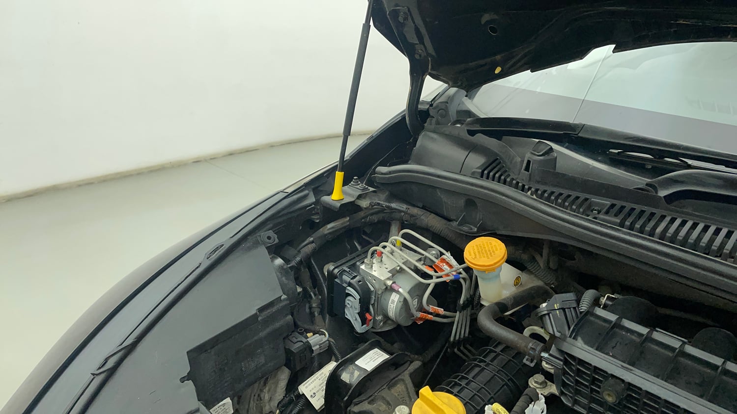 Used 2024 Tata Altroz XZA Plus (S) Dark Edition Petrol Automatic engine ENGINE RIGHT SIDE HINGE & APRON VIEW