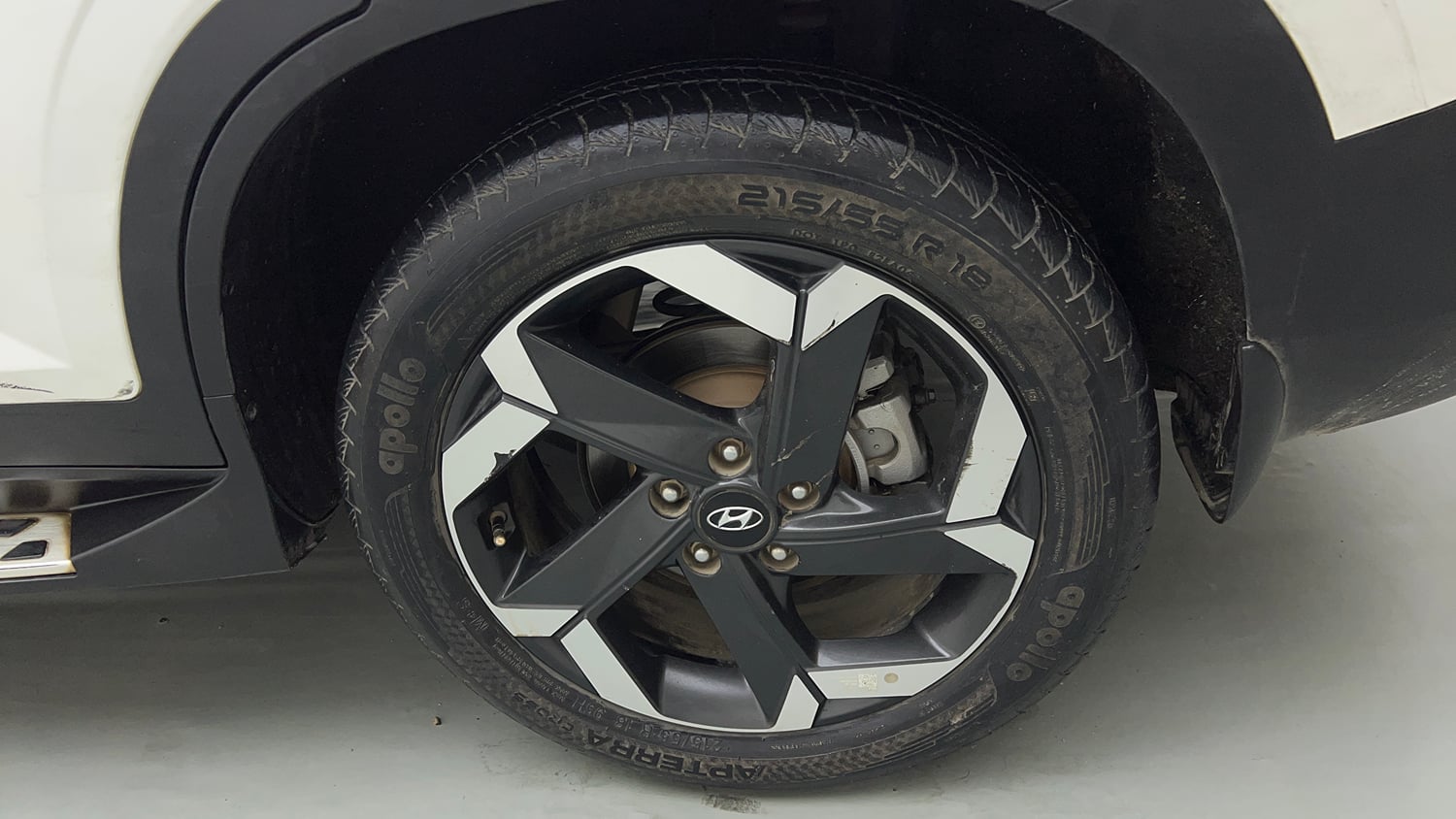 Used 2022 Hyundai Alcazar Signature (O) 6 STR 2.0 Petrol AT Petrol Automatic tyres LEFT REAR TYRE RIM VIEW