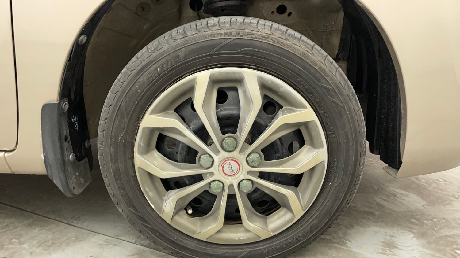 Used 2016 Maruti Suzuki Wagon R VXI Petrol Manual tyres RIGHT FRONT TYRE RIM VIEW