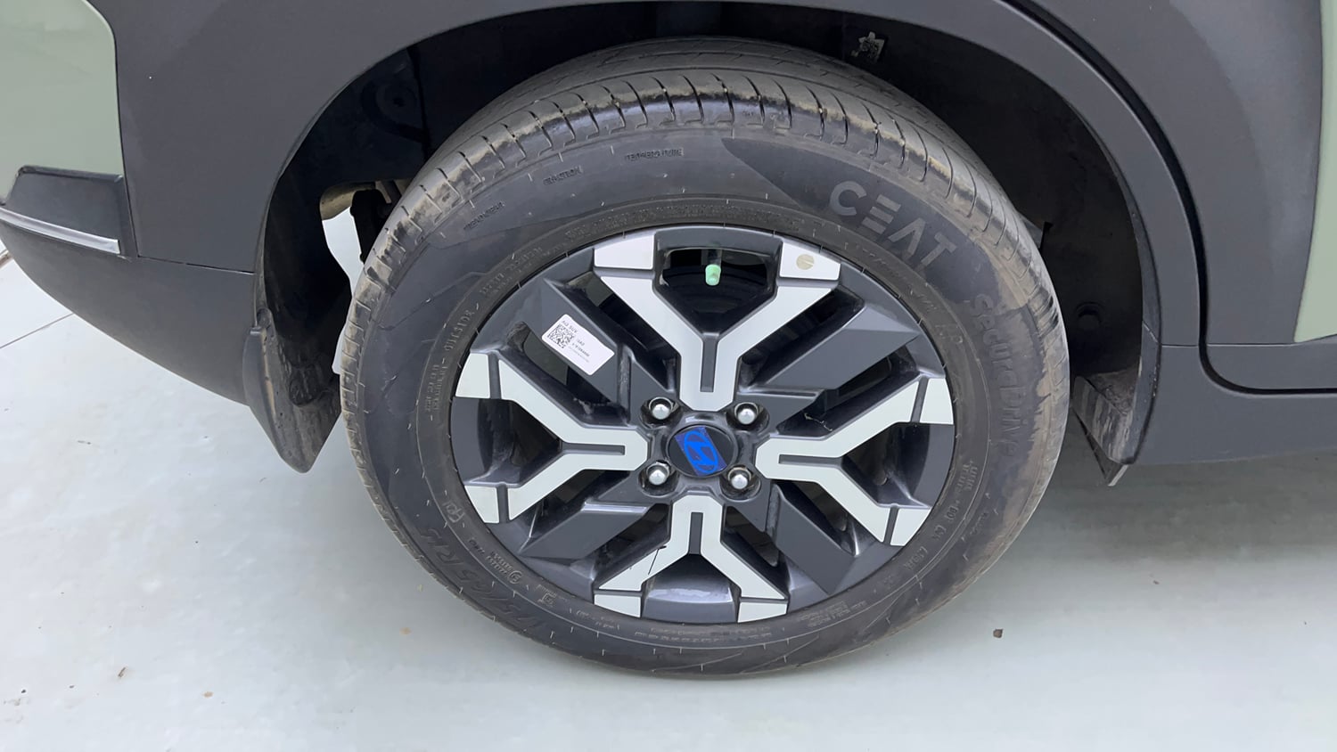 Used 2024 Hyundai Exter SX 1.2 MT Dual Tone Petrol Manual tyres RIGHT REAR TYRE RIM VIEW
