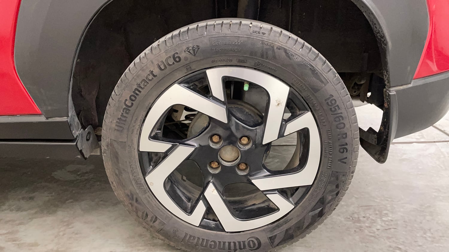 Used 2022 Nissan Magnite XV Turbo Petrol Manual tyres LEFT REAR TYRE RIM VIEW