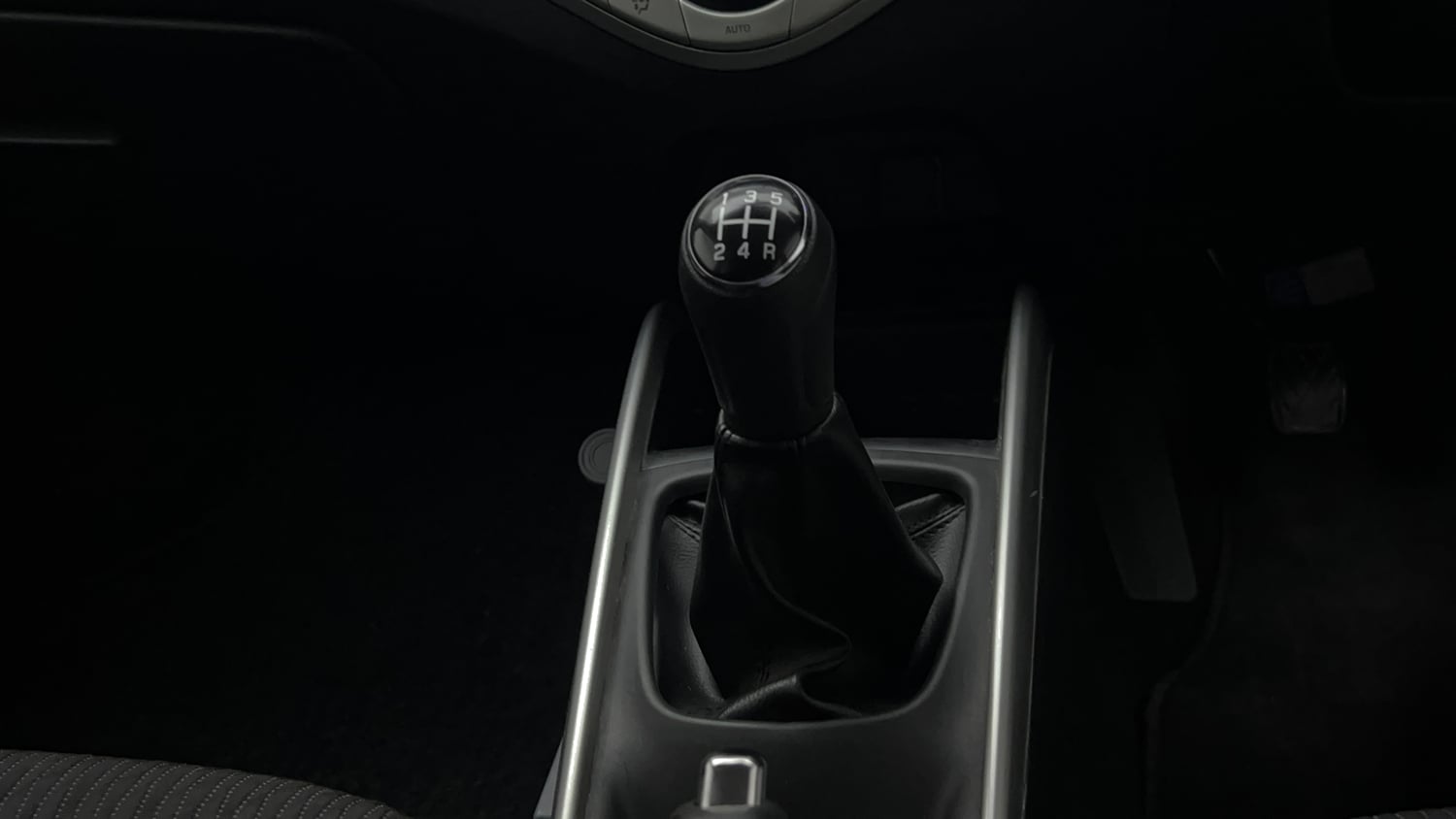 Used 2016 Maruti Suzuki Baleno Delta 1.2 Petrol Manual interior GEAR  KNOB VIEW