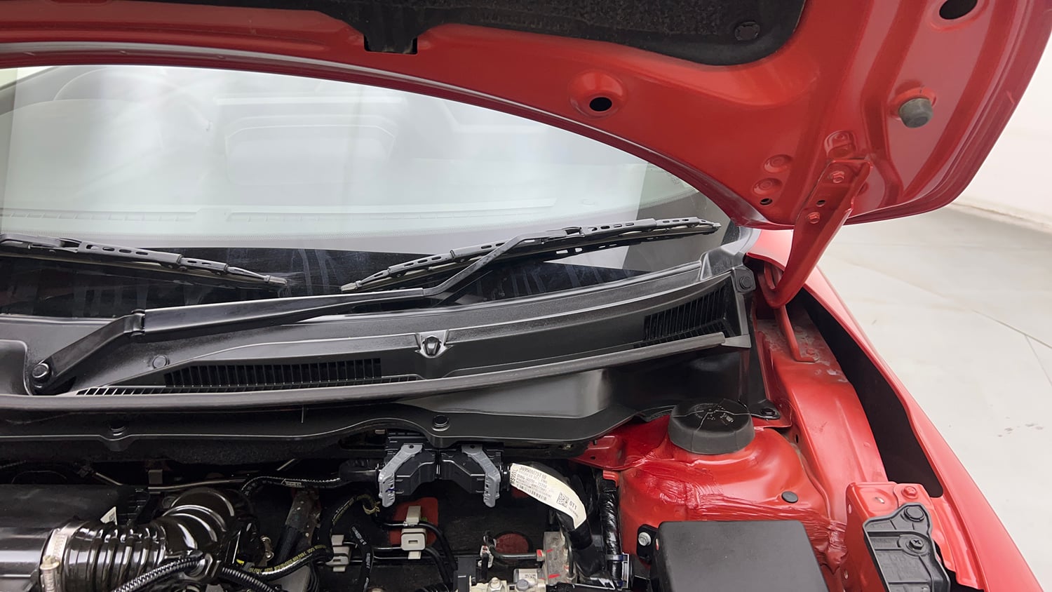 Used 2024 Maruti Suzuki Swift VXi (O) AMT Petrol Automatic engine ENGINE LEFT SIDE HINGE & APRON VIEW