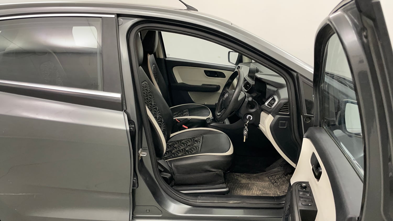 Used 2022 Tata Altroz XM Plus Petrol Petrol Manual interior RIGHT SIDE FRONT DOOR CABIN VIEW
