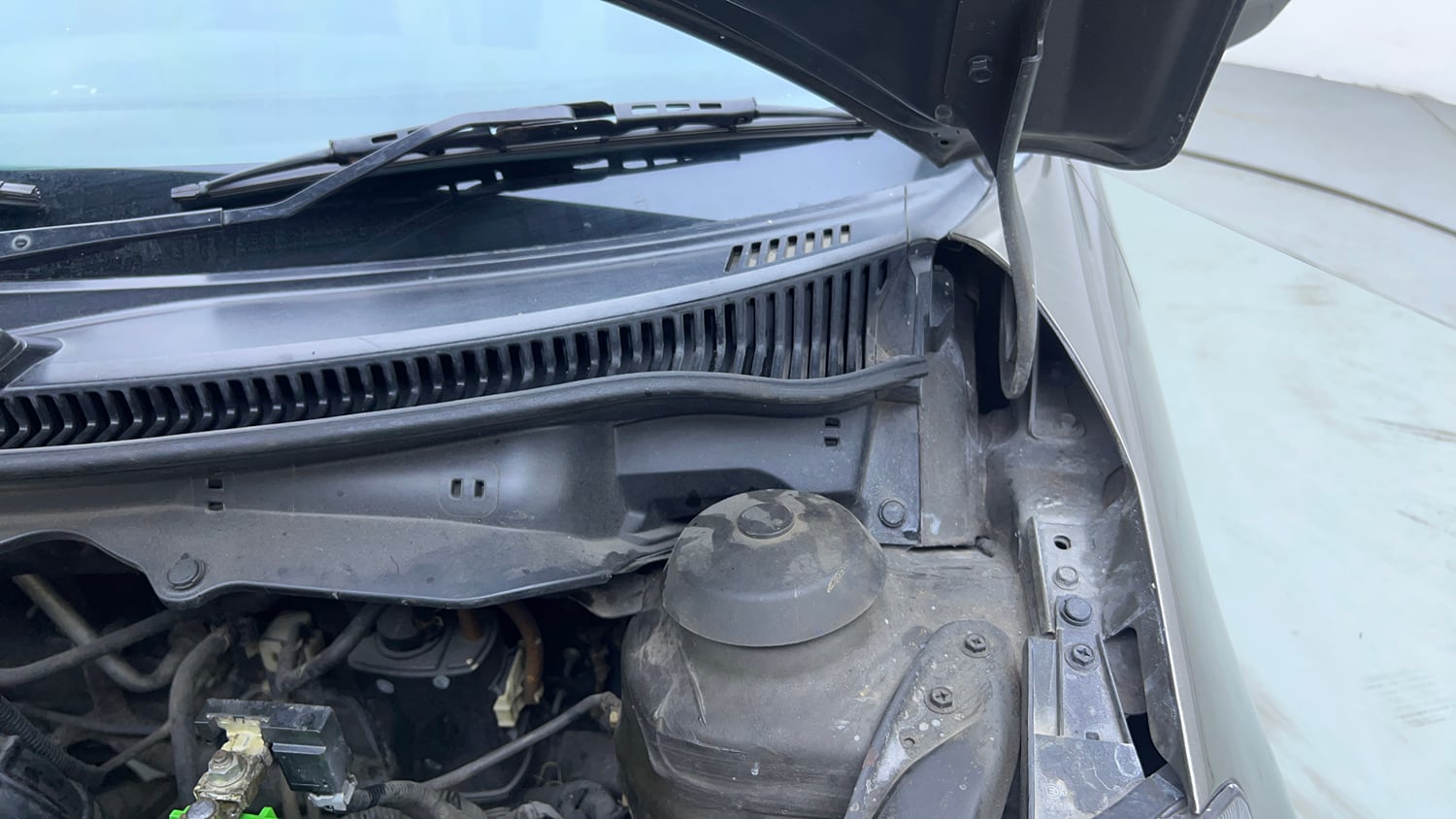Used 2015 Maruti Suzuki Swift Dzire VXI Petrol Manual engine ENGINE LEFT SIDE HINGE & APRON VIEW