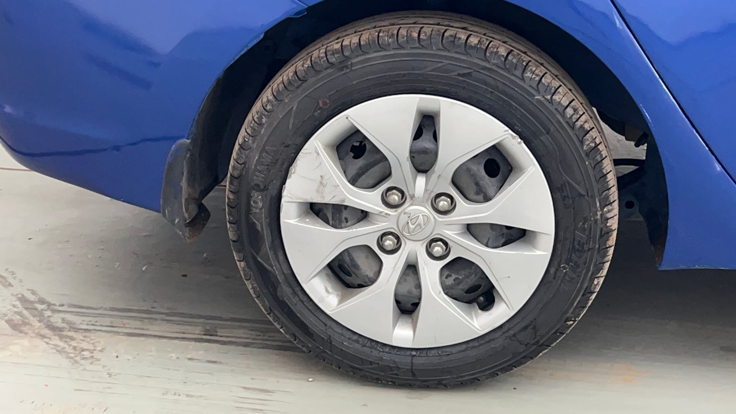 Used 2015 Hyundai Xcent Base 1.2 Petrol Manual tyres RIGHT REAR TYRE RIM VIEW