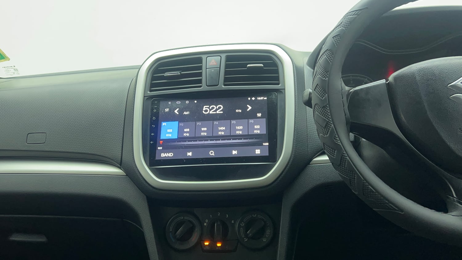 Used 2017 Maruti Suzuki Vitara Brezza VDi (O) Diesel Manual top_features Integrated (in-dash) music system