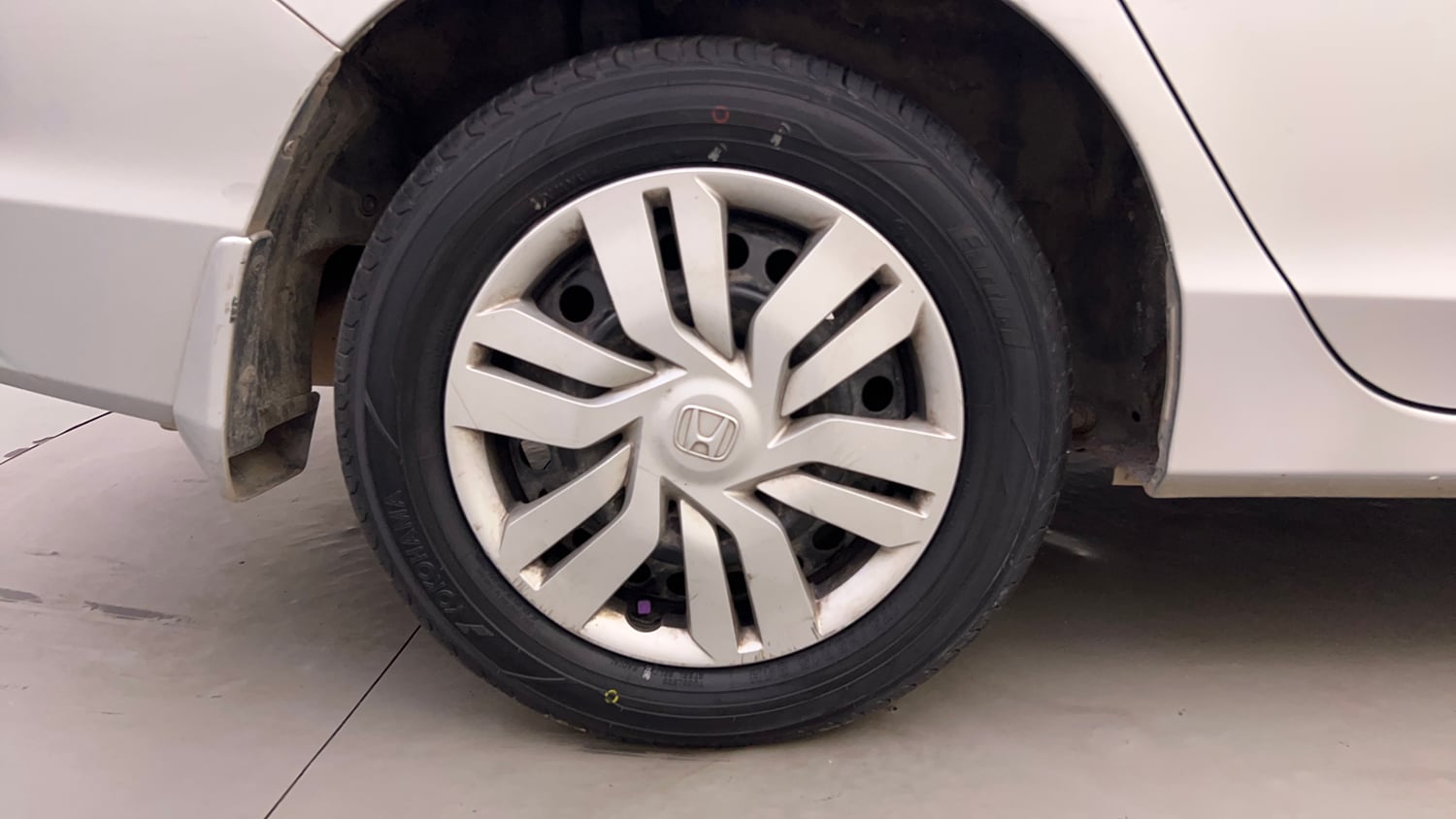 Used 2016 Honda City SV CVT Petrol Automatic tyres RIGHT REAR TYRE RIM VIEW